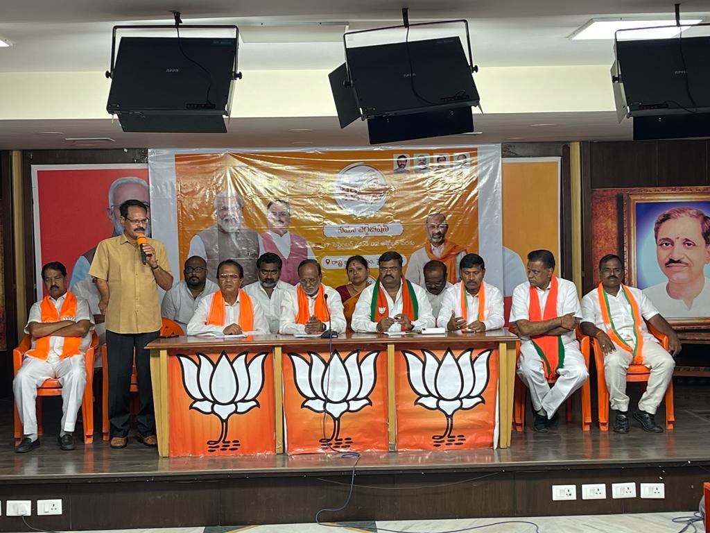 KGeethamurthy's tweet photo. #BJPTS Mahila Morcha participation in #SevaPakhwada #NamoExhibition _Inagurated by Dr.Laxman ji MP Rajyasabha n other bjp seniors @BJP State office 
#BJP4Telangana ⁦@JPNadda⁩ ⁦@blsanthosh⁩ ⁦@tarunchughbjp⁩ ⁦@sunilbansalbjp⁩ ⁦⁦⁦@bandisanjay_bjp⁩ https://t.co/x652MNk1CL
