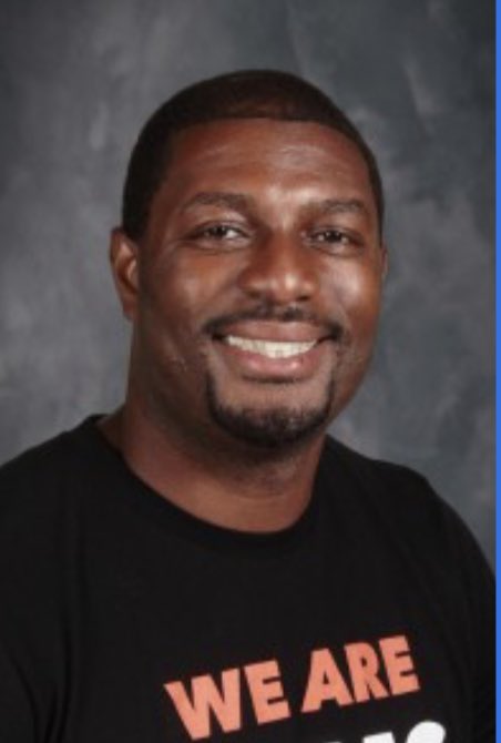 VAHSathletics's tweet image. We welcome Curtrel Robinson as the next @VAHSwildcats boys basketball coach! Coach Robinson has an extensive track record of success as a head coach, but more importantly, he’s an even better person. Please give a warm Wildcats welcome to Coach Robinson! #GoWildcats