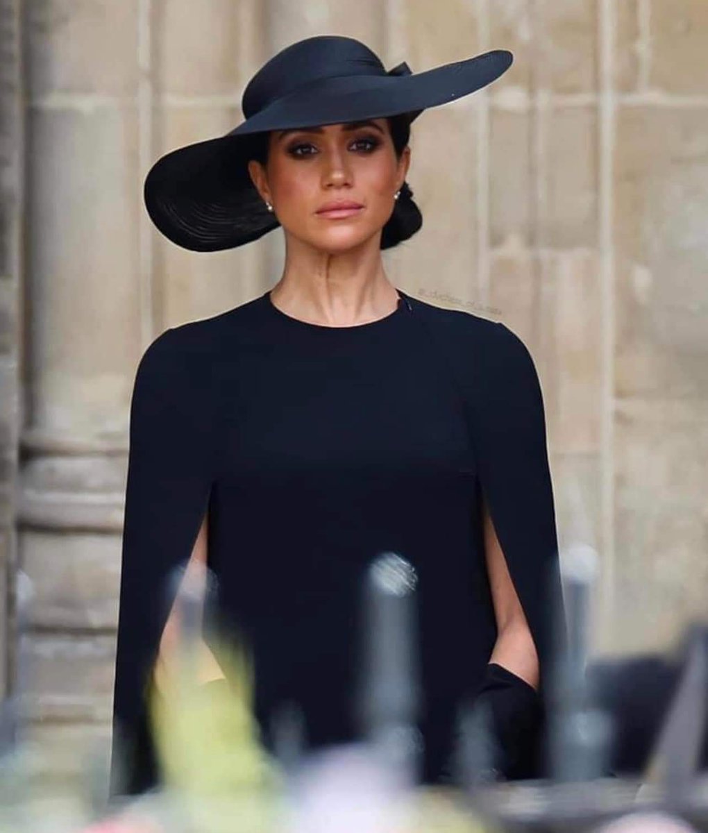 IamTrentJeter's tweet photo. When surrounded by people that hate you, give them good reason. #MeghanMarkle #WeloveyouHarryandMeghan https://t.co/Pk2v2BpMaO