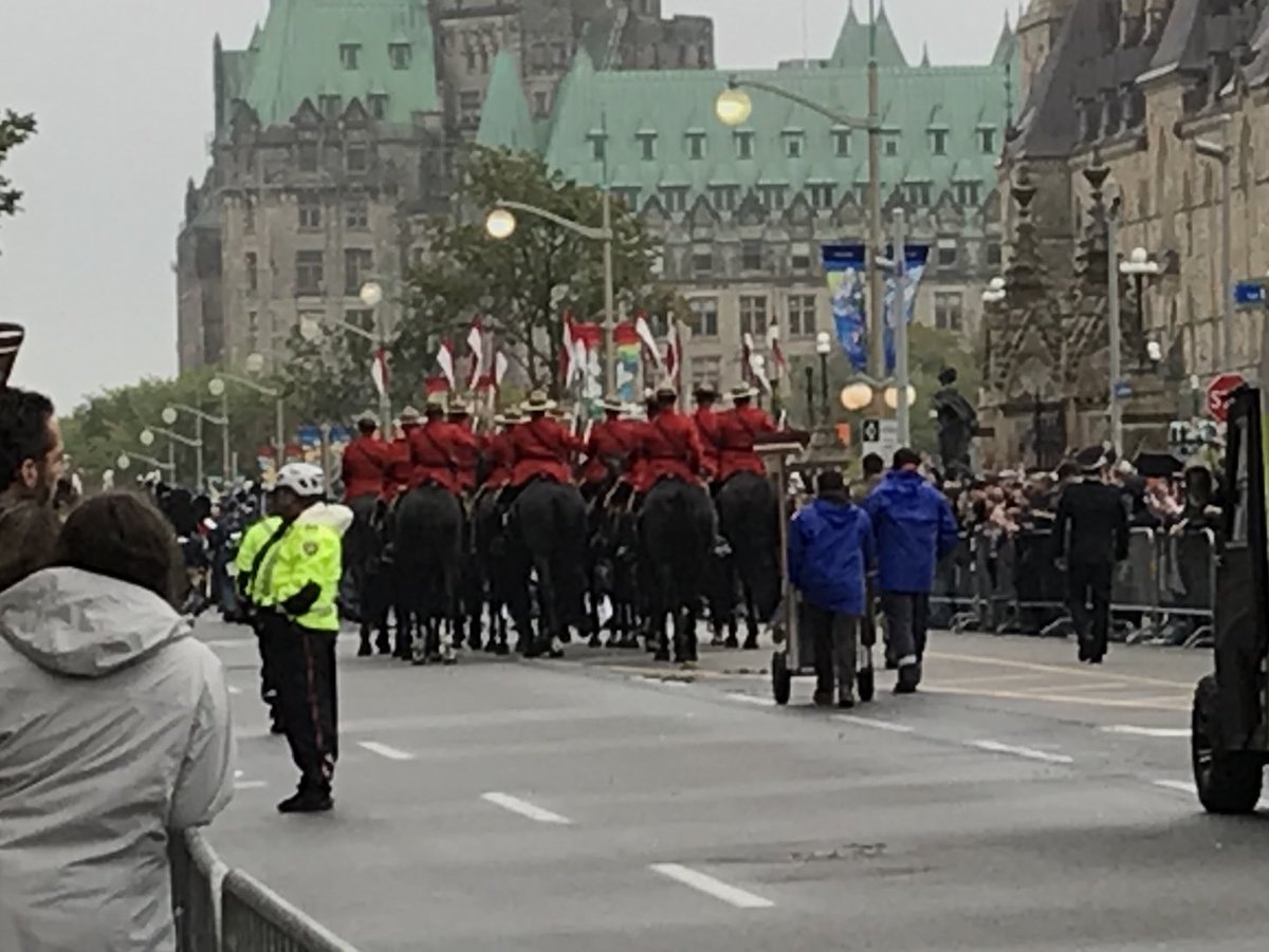 ChrisWalters_'s tweet photo. Something very sad about hearing the bagpipes fade down Wellington Street in Ottawa today. It does feel like the end of an era. https://t.co/3vI9ZjUjql