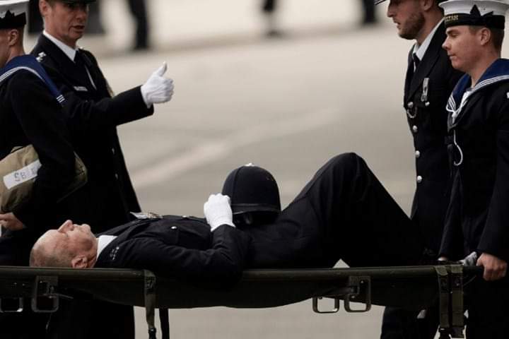 sirlablu's tweet photo. Anybody notice how the British Royal Guard &amp; Police officers dey collapse up &amp; down from exhaustion for the Queen burial. If na the Nigerian Brigade of Guards,Navy, Airforce,Army or Police officers dey collapse anyhow for a State function like this
Guess what would have happened https://t.co/IXOASA2YWl