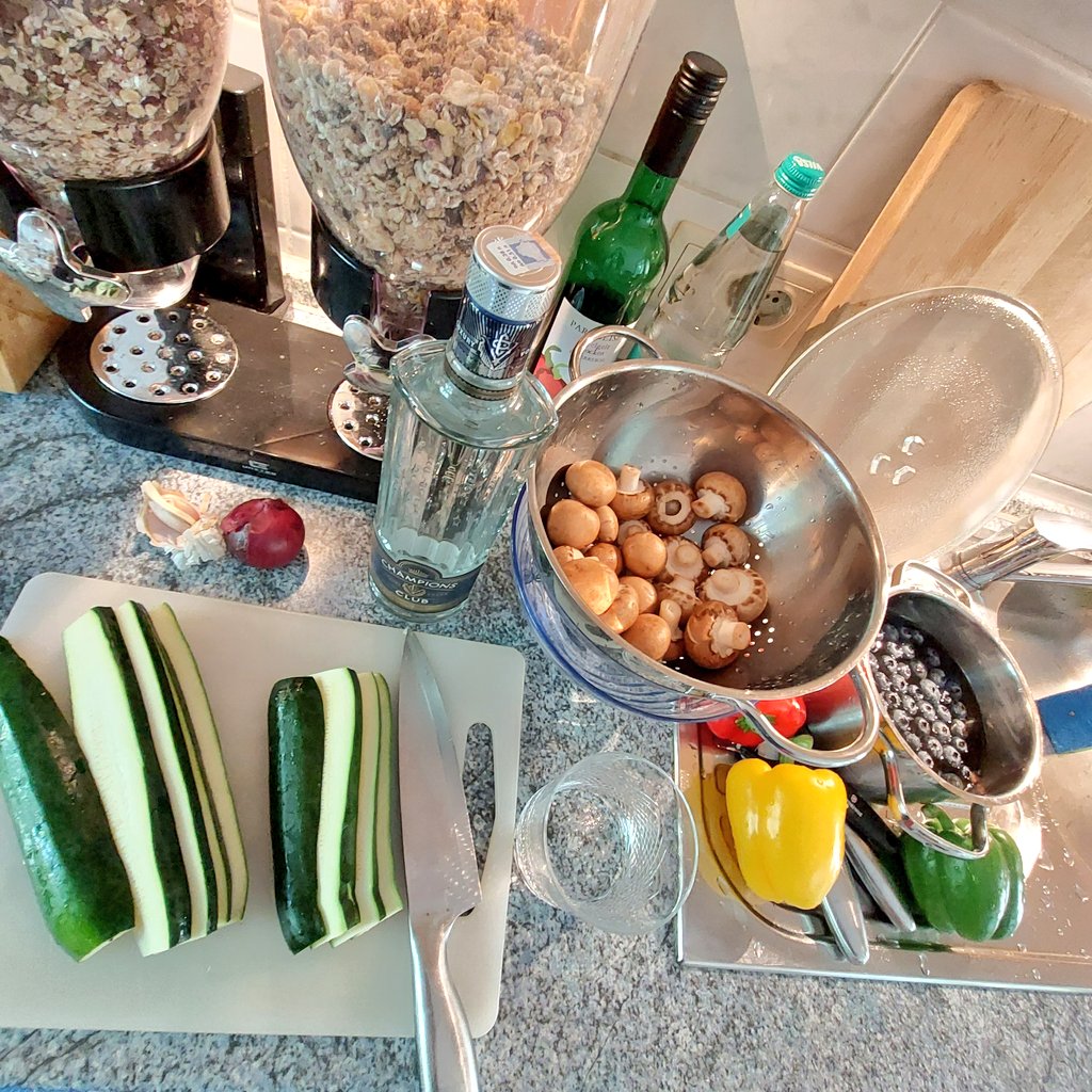 WarrenLNaida's tweet photo. Zucchini, vodka, mushrooms, peppers, blueberries  ...

What am I making for dinner?
Correct answers only 😉🤣👍

Hint: Cereal dispensers are a red herring. 😋 

#DinnerTime #CrazyChef https://t.co/Xqq4vWsWW6