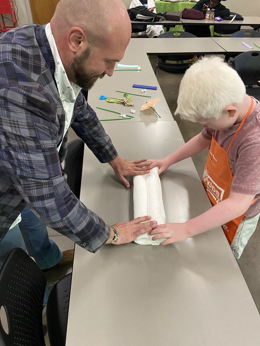 MarkhamTCS's tweet photo. My new friends let me tag along to the @TCTATuscaloosa Hospitality & Tourism program at #MiniWOW where we learned how to make tissue paper flowers and fold towels into the shape of an elephant. SO. MUCH. FUN! @TCSBoardofEd @westalworks @BranchJetta @RyanBK23 @AngeeB https://t.co/gZNWIAkW3l