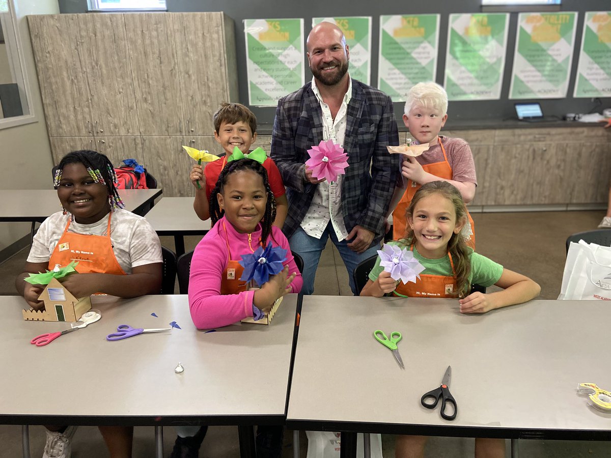 MarkhamTCS's tweet photo. My new friends let me tag along to the @TCTATuscaloosa Hospitality & Tourism program at #MiniWOW where we learned how to make tissue paper flowers and fold towels into the shape of an elephant. SO. MUCH. FUN! @TCSBoardofEd @westalworks @BranchJetta @RyanBK23 @AngeeB https://t.co/gZNWIAkW3l
