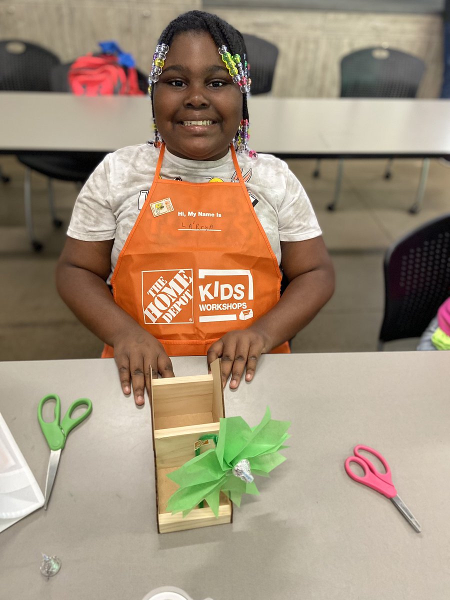 MarkhamTCS's tweet photo. My new friends let me tag along to the @TCTATuscaloosa Hospitality & Tourism program at #MiniWOW where we learned how to make tissue paper flowers and fold towels into the shape of an elephant. SO. MUCH. FUN! @TCSBoardofEd @westalworks @BranchJetta @RyanBK23 @AngeeB https://t.co/gZNWIAkW3l