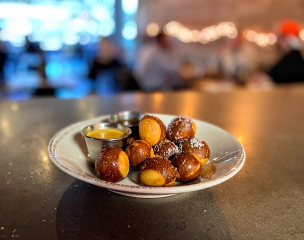 ElementEatery's tweet photo. TĒLA ENCORE | Elevated Pub Grub
Meet Tēla Encore! Classic American food, elevated. Indulge in burgers, hand-cut fries, crispy confit chicken wings, and more at L.R. Hunley &amp; Doug Nawrocki’s second Tēla location! https://t.co/GqXANaMsri