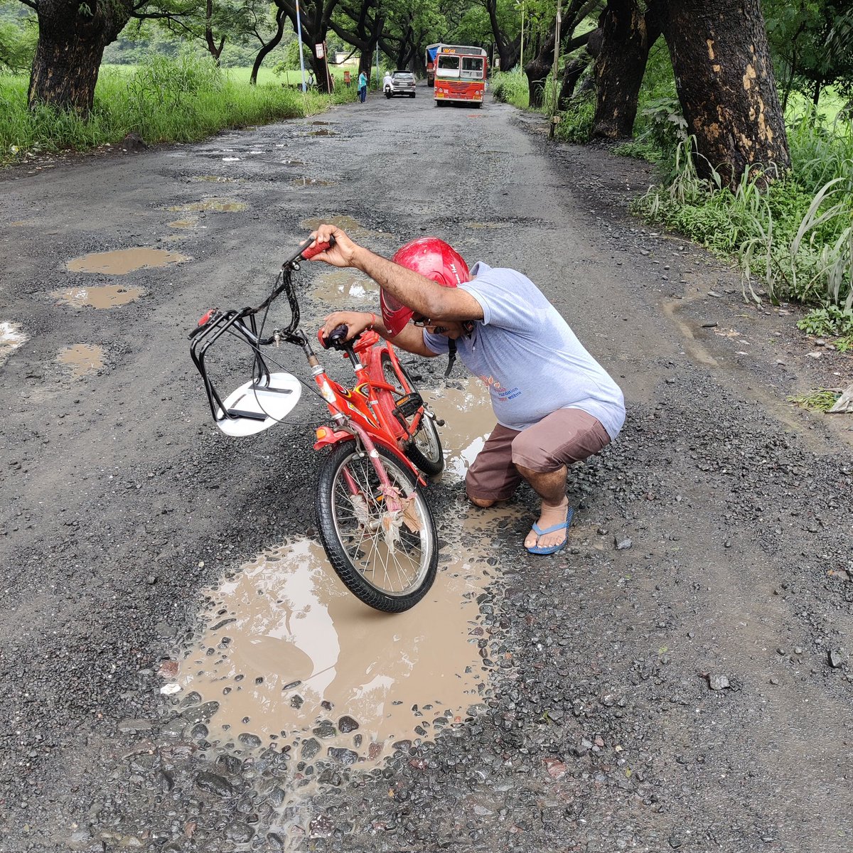 आरे कॉलनी रोड अक्षरशः चाळण झाली  रोड मध्ये खड्डे की खड्ड्यामध्ये रोड आरे डिपार्टमेंट हस्तांतरित रोड आहे. बीएमसी  लक्ष देत नाही. अनेक अपघात होत आहे सीएम साहेब लक्ष घालून कृपया लवकरात आरे @mahapwd काँक्रीट सिमेंट रस्ते करावे <a href="/RavindraWaikar/">Ravindra Waikar</a> @mahapwd <a href="/MMRDAOfficial/">MMRDA</a> <a href="/CMOMaharashtra/">CMO Maharashtra</a>
