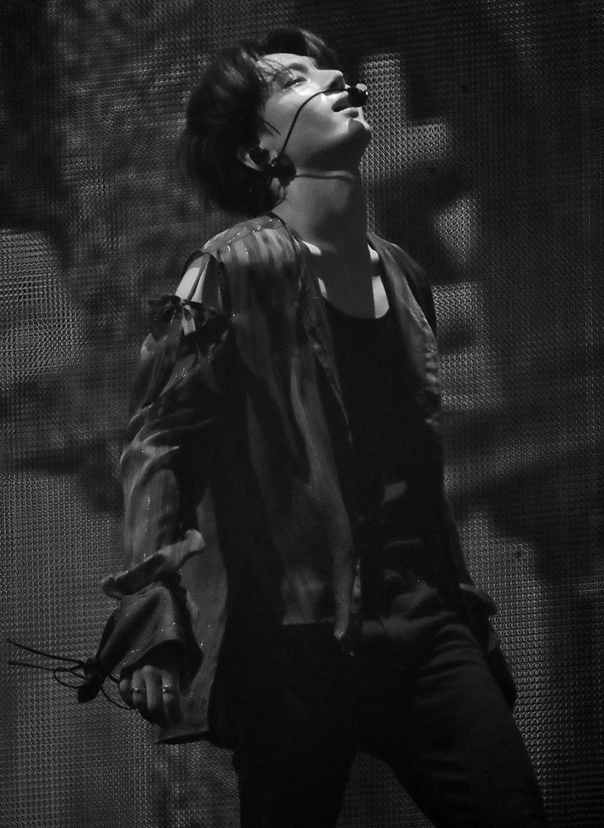 jengIover's tweet photo. heejenghoon au where...

horace (sh) knows jade (jy) is lying to him—the brunette is definitely hiding something from him. so he goes out to follow him only to be lead to a sex club where a certain law student named ethan frequented in just for his favorite performer. https://t.co/zQCkdHxYpx