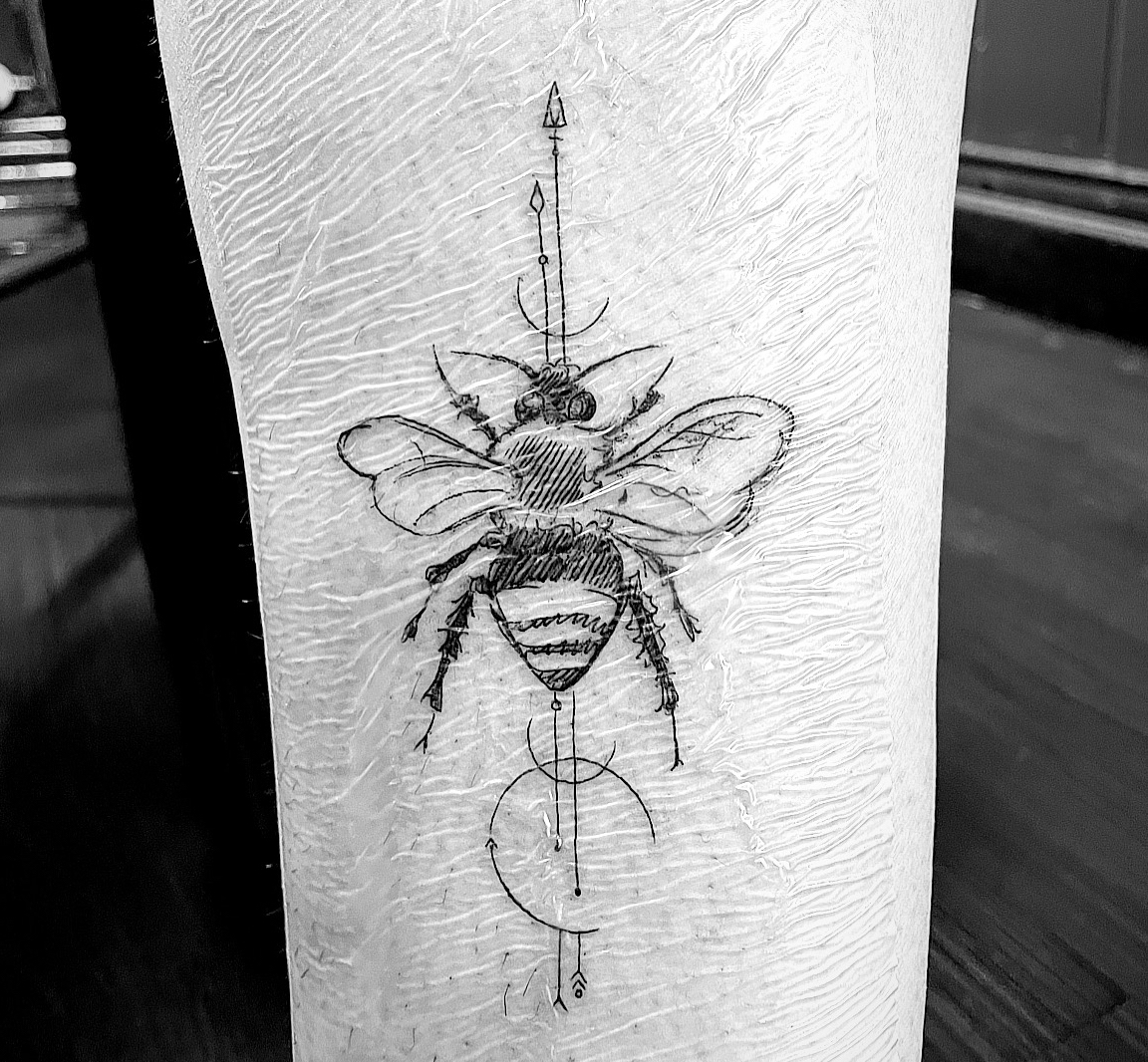 illiterateddy's tweet photo. new tattoo alert! this hand-drawn lil fella is to commemorate a life-changing retreat I went on—hosted by the inimitable @mstiefvater, @sarahbeepee, and @/brightlyanna in a Scottish castle. after years of being afraid, it's time to be happy 🏰🏴󠁧󠁢󠁳󠁣󠁴󠁿🐝

by Ting @ Ting's Tattoos, JHB https://t.co/Jxgcx8g4ZK