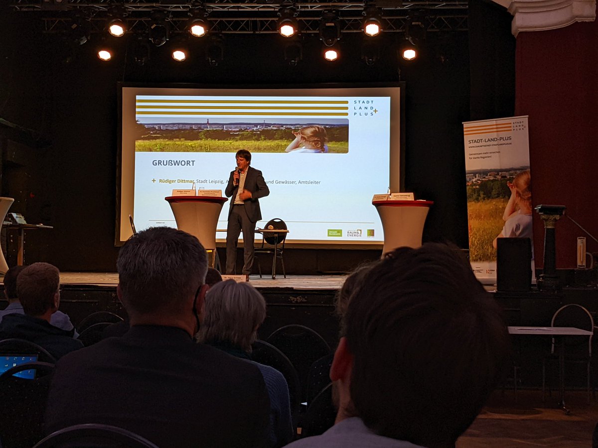 Grußwort der <a href="/StadtLeipzig/">Stadt Leipzig</a> vertreten von Herrn Dittmar vom Amt für Stadtgrün und Gewässer. Wichtig für Leipzig ist: #Wohnbauentwicklung, #Flaechenverbrauch, #StadtLandBeziehungen.
Auch die Stadt Leipzig kooperiert aktiv mit den Umlandgemeinden im "Grünen Ring Leipzig".
#SLP22