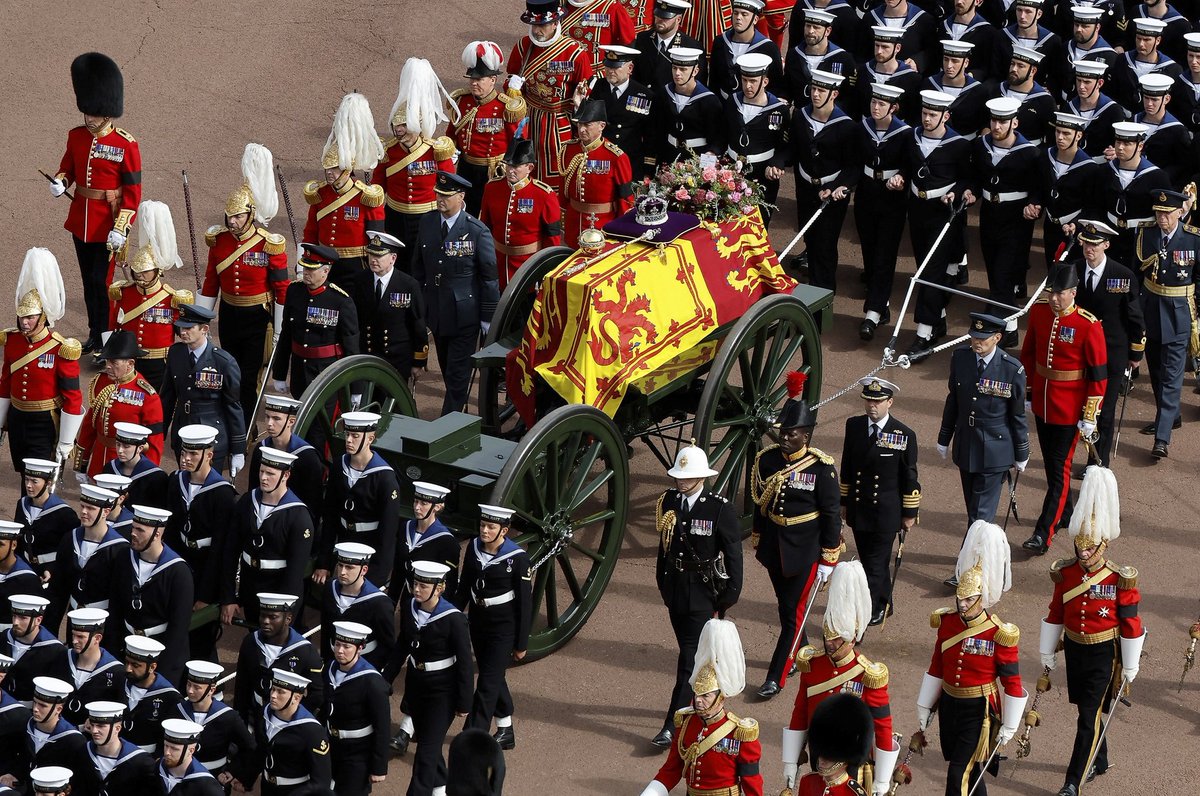 beccahoppy's tweet photo. "Service in life, hope in death". Emotionally heavy day today #HMQueenElizabethII 💜 https://t.co/fi2pdjgoYS