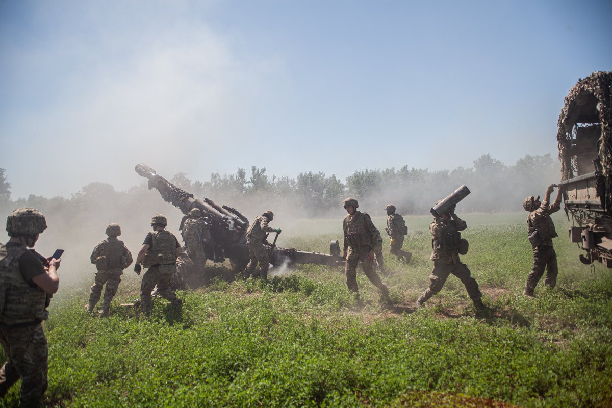 PYvesBaillet's tweet photo. #Ukrainian artillery firing on #Russians positions on #Mykolaiv - #Kherson #frontline in late july.
#Ukraine #presse #frogofwar https://t.co/KlRkPzKfIy
