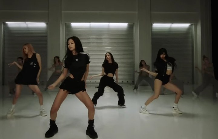 acelisaqueen's tweet photo. Bu yüzden main dancer lisa https://t.co/z8WgB8iFRK