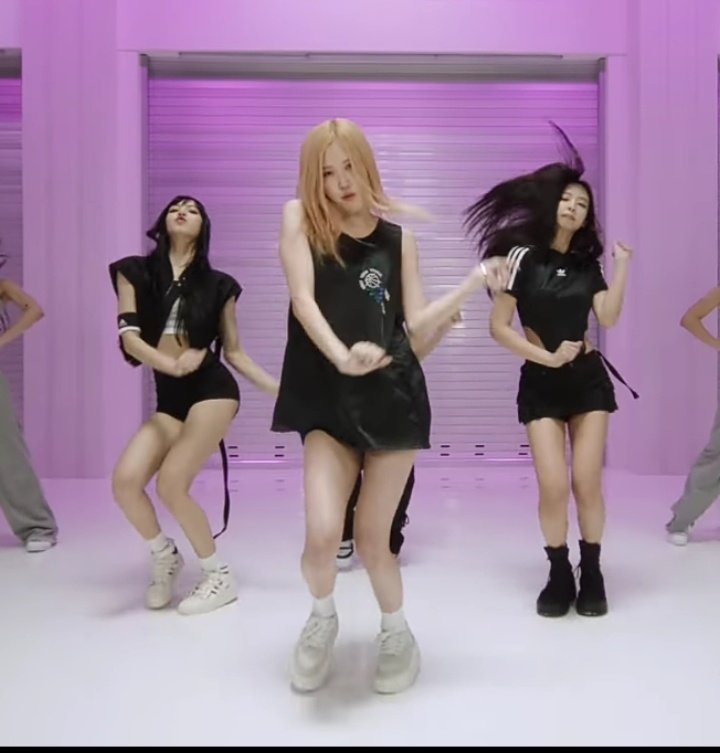 acelisaqueen's tweet photo. Bu yüzden main dancer lisa https://t.co/z8WgB8iFRK