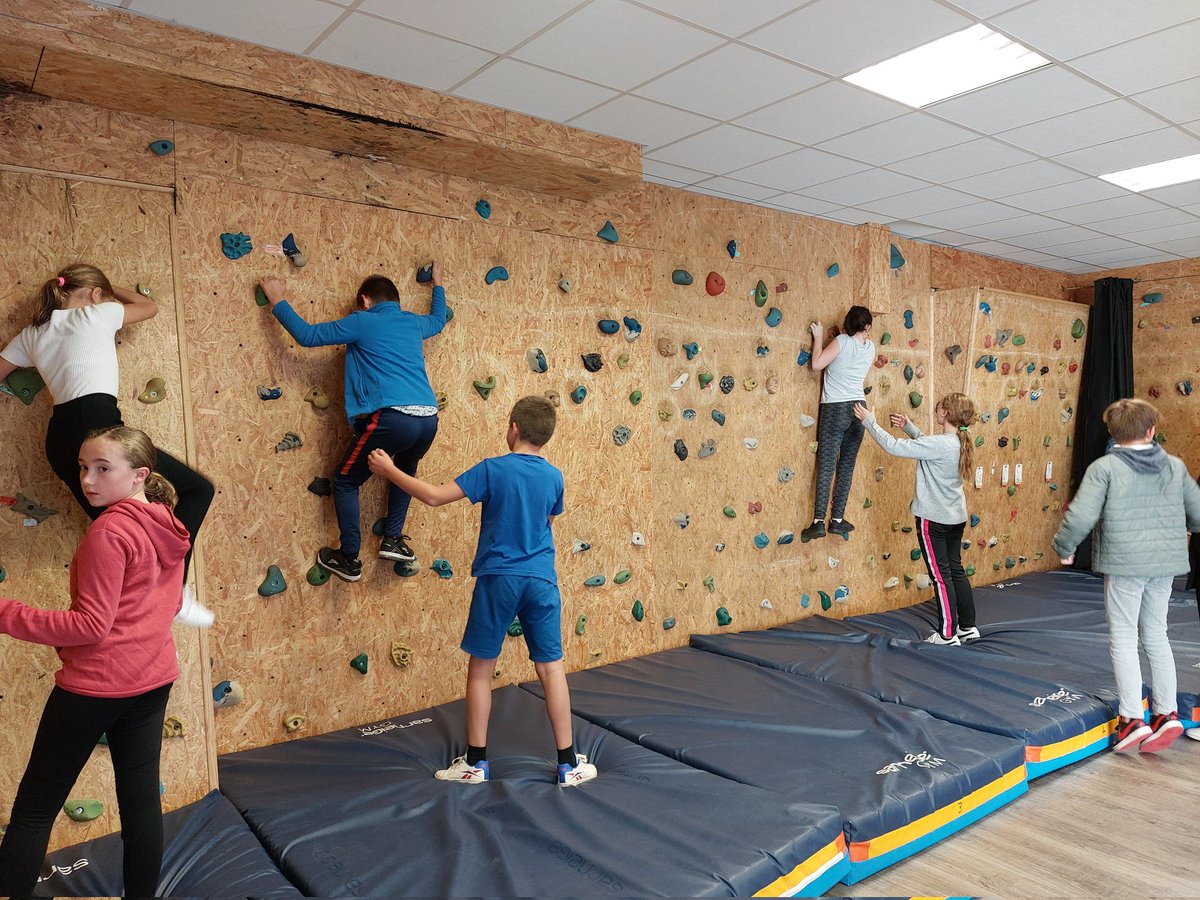 Initiation à l'escalade pour les 6ème, après avoir passé le test du savoir nager en début d'après midi !
Première journée bien remplie✅️