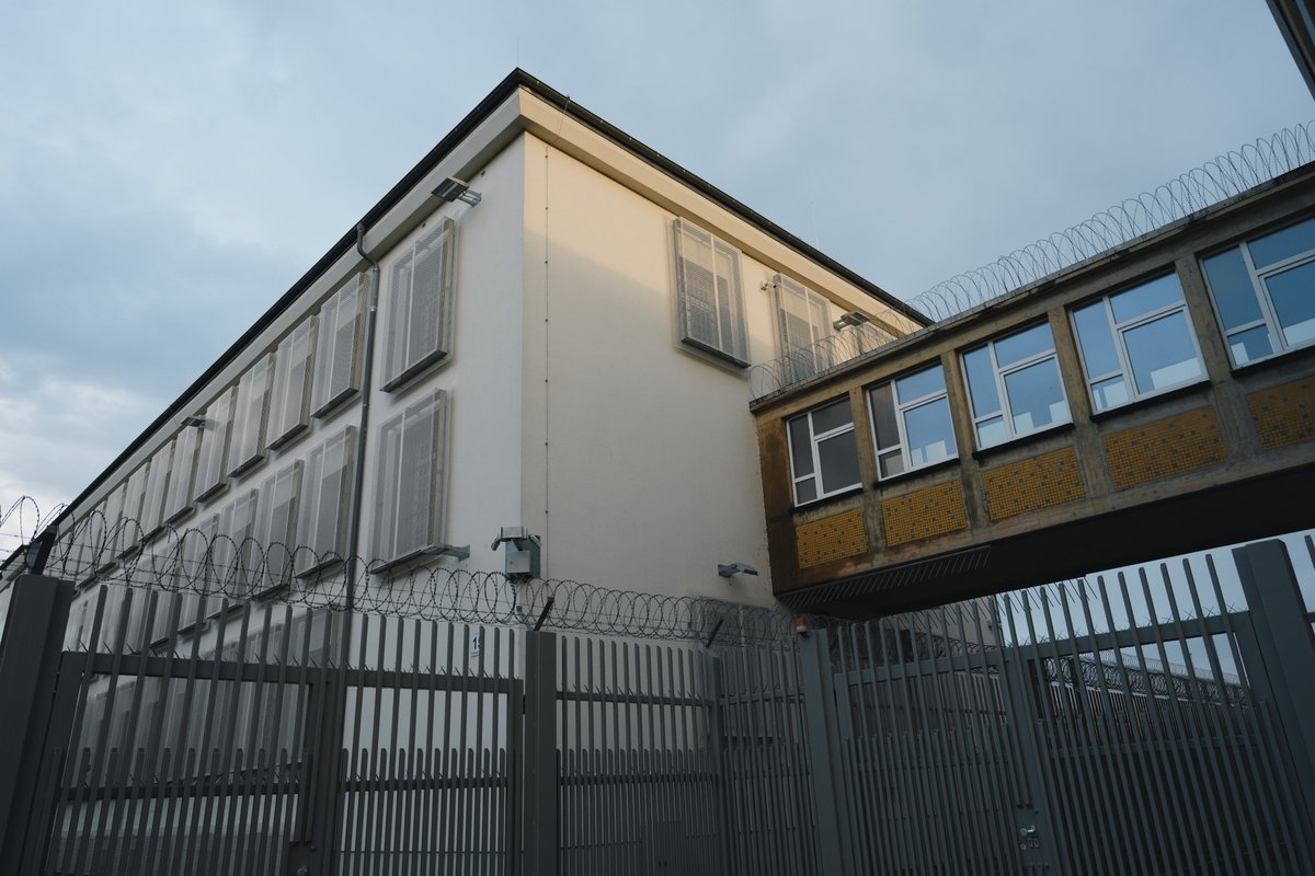 Die Polizei hat heute Mohammad vom Leipziger Uniklinikum in den wiedereröffneten Abschiebeknast in #Dresden gebracht. Seit März war das Gefängis eigentlich geschlossen.
Ein Dutzend Menschen demonstrieren vor dem Gebäude gegen die Abschiebung von M.
#MohammadBleibt #dd1909 #le1909