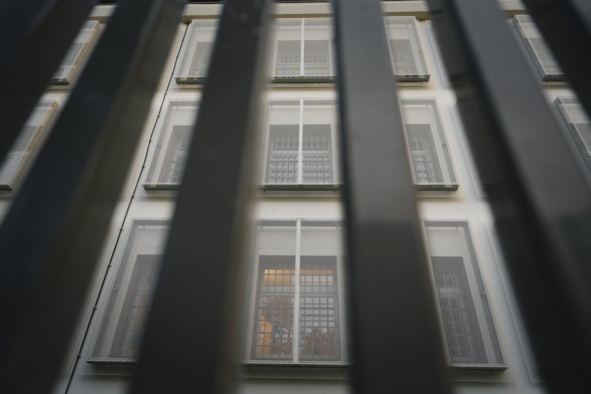 vuecritique's tweet photo. Die Polizei hat heute Mohammad vom Leipziger Uniklinikum in den wiedereröffneten Abschiebeknast in #Dresden gebracht. Seit März war das Gefängis eigentlich geschlossen.
Ein Dutzend Menschen demonstrieren vor dem Gebäude gegen die Abschiebung von M.
#MohammadBleibt #dd1909 #le1909 https://t.co/opKAUAj32G