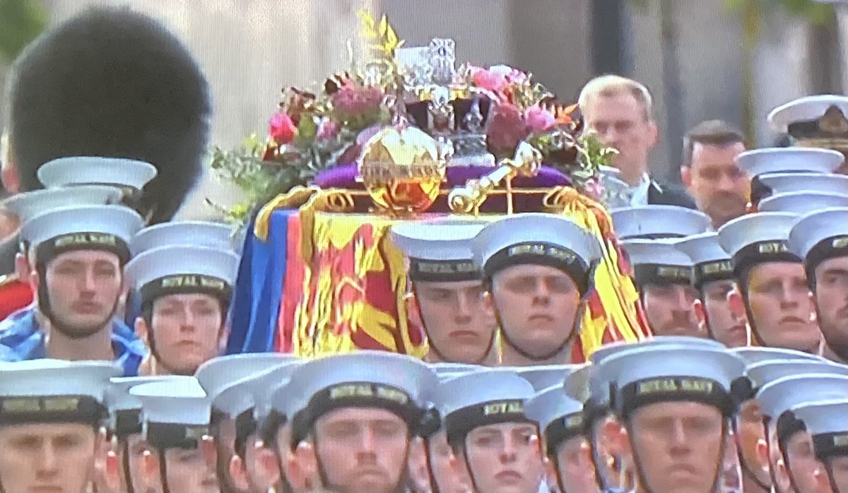 21olijas's tweet photo. What a beautiful, moving and powerful send off, Sleep well Ma‘am, always proud to be British 🇬🇧👑 #queensfuneral #QueenElizabethII #ThankYou https://t.co/fhYllnziK0