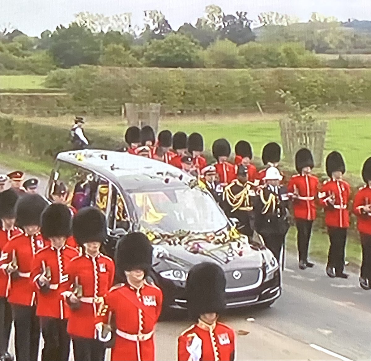 21olijas's tweet photo. What a beautiful, moving and powerful send off, Sleep well Ma‘am, always proud to be British 🇬🇧👑 #queensfuneral #QueenElizabethII #ThankYou https://t.co/fhYllnziK0