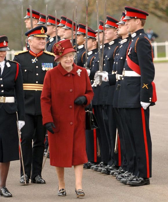 GongzhuCrazy_'s tweet photo. ภาพน่ารักๆของคุณย่าตรวจแถวทหารของหลานชาย มีอมยิ้มด้วย #QueenElizabethIIMemorial #QueenElizabethII #ควีนเอลิซาเบธที่2 https://t.co/eFgcwpLo8T