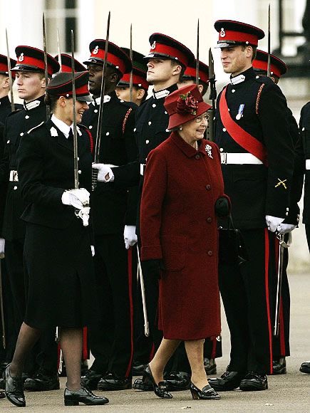 GongzhuCrazy_'s tweet photo. ภาพน่ารักๆของคุณย่าตรวจแถวทหารของหลานชาย มีอมยิ้มด้วย #QueenElizabethIIMemorial #QueenElizabethII #ควีนเอลิซาเบธที่2 https://t.co/eFgcwpLo8T