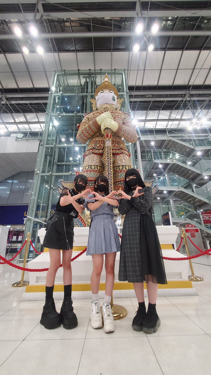 cinder_ella_jp's tweet photo. タイ🇹🇭のみなさんも、日本🇯🇵の皆さんもこの数日間沢山ありがとうございました！今回は3人での遠征となりましたが、次は全員揃って行きます！タイの方はシンダーエラの宣伝よろしくお願いします！！

YHWH
คำบรรยายภาษาไทย
https://t.co/qXnYyEW1VP https://t.co/sTd2OqLEyb