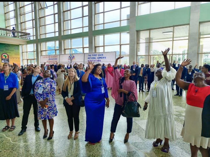 "Si tu veux la Paix, ne parle pas avec tes amis. Parle avec tes ennemis ". Mot de la Représentante Résidente de la FES a l'ouverture des 1eres Négociations des Femmes pour la Paix au Cameroun, elles se tiennent du 19-21/09/2022 au Palais des Congrès de Yaoundé. Lire plus 👇🏿