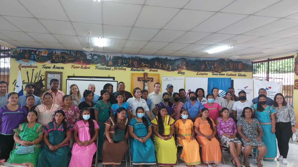 RosilenaLindoR's tweet photo. ☀️Oficialmente la capacitación de las mujeres de la comarca Gnäbe Buglé como “Campeonas Solares” en instalación de sistemas fotovoltaicos aislados. #OD5 #ODS7 #OD13 #LaTransiciónEnergéticaYaEstáAquí https://t.co/32wghTfNym