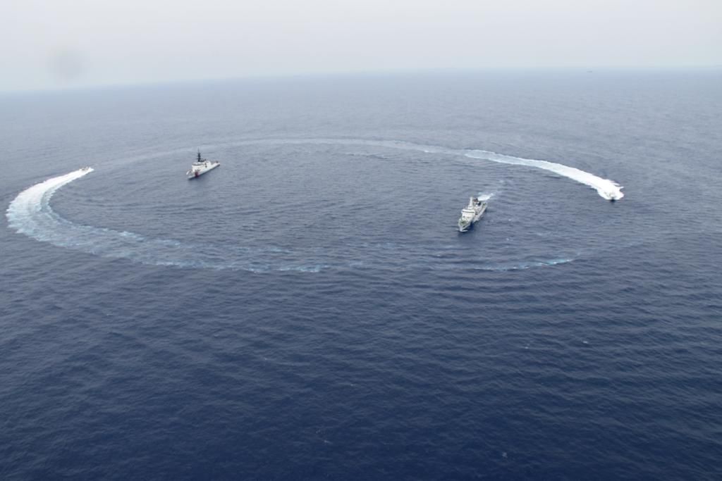 DrHemant_Joshi's tweet photo. .@IndiaCoastGuard और @USCG के बीच संयुक्त अभ्यास आज चेन्नई में आयोजित किया गया।

यह अभ्यास समुद्र में विभिन्न विकासों के संदर्भ में एक-दूसरे की क्षमताओं और शक्तियों से परिचित कराने पर केंद्रित था।

#BridgeOfFriendship https://t.co/47FBR4mxJs