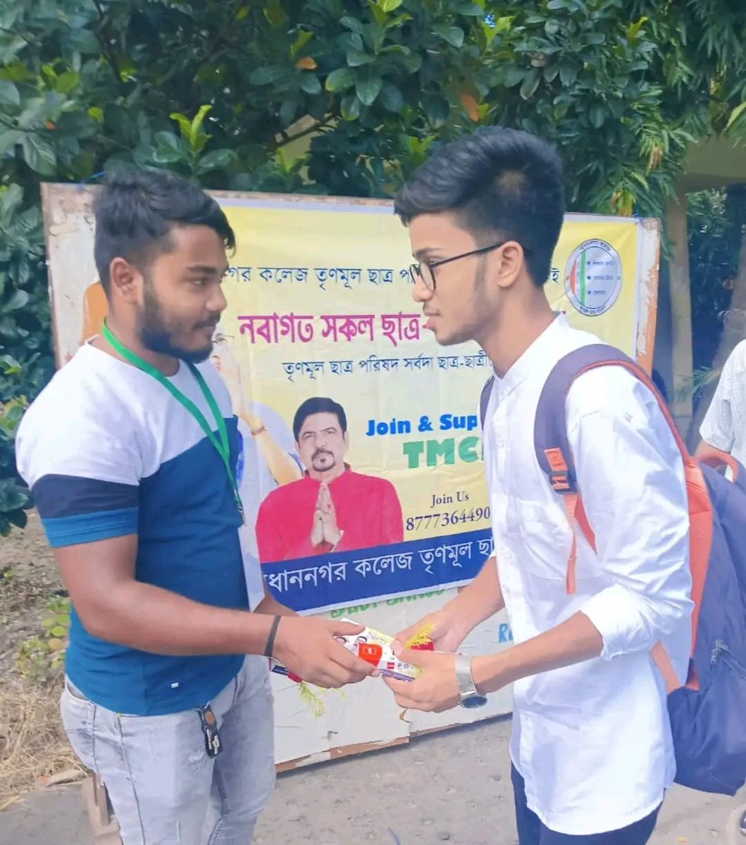 BNGC_TMCP's tweet photo. Under the initiative of Bidhannagar College Trinamool Chhatra Parishad and with the support of Bidhannagar Honorable MLA and Minister of State Mr. @sujitboseaitc ,We were warmly welcomed all the new students in the college  with pens, flowers and welcome letters.

2/3 https://t.co/agzl4CmQH9