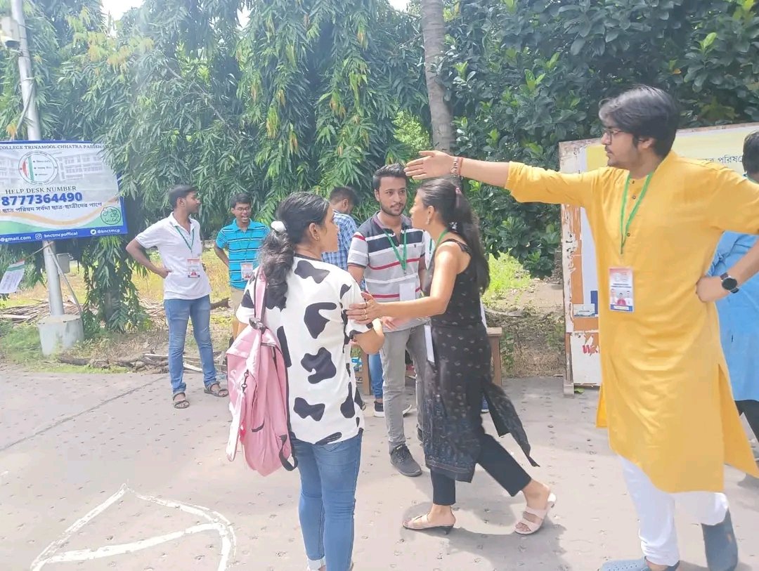 BNGC_TMCP's tweet photo. Under the initiative of Bidhannagar College Trinamool Chhatra Parishad and with the support of Bidhannagar Honorable MLA and Minister of State Mr. @sujitboseaitc ,We were warmly welcomed all the new students in the college  with pens, flowers and welcome letters.

2/3 https://t.co/agzl4CmQH9