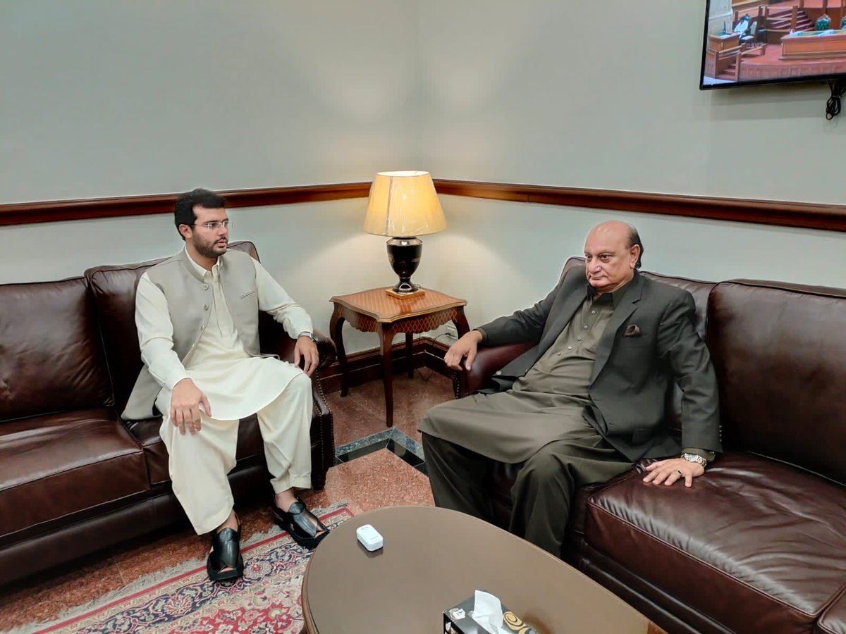 آج صوبائی وزیر پارلیمانی امور راجا بشارت صاحب کے ساتھ مُلاقات ہوئی اور اہم قانونی اور سیاسی امور پر تبادلہ خیال کیا۔