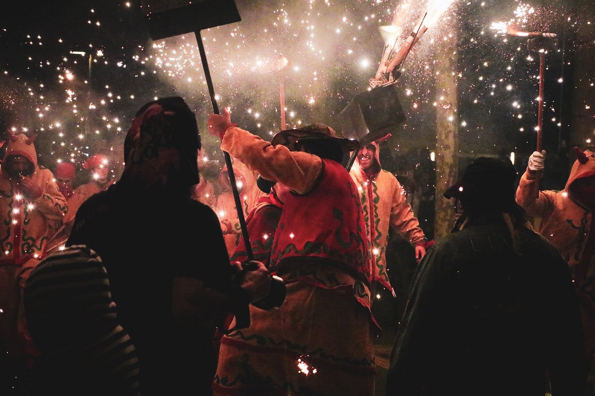 Aquest cap de setmana hem viscut gran part de la Festa Major de Sant Mateu d’enguany. 🔥

Molt contentes i felices amb tota la gent que es va apropar al Correfoc de dissabte i va ballar amb nosaltres. 
Volem ser més cada any ballant sota les espurnes.

⬇️