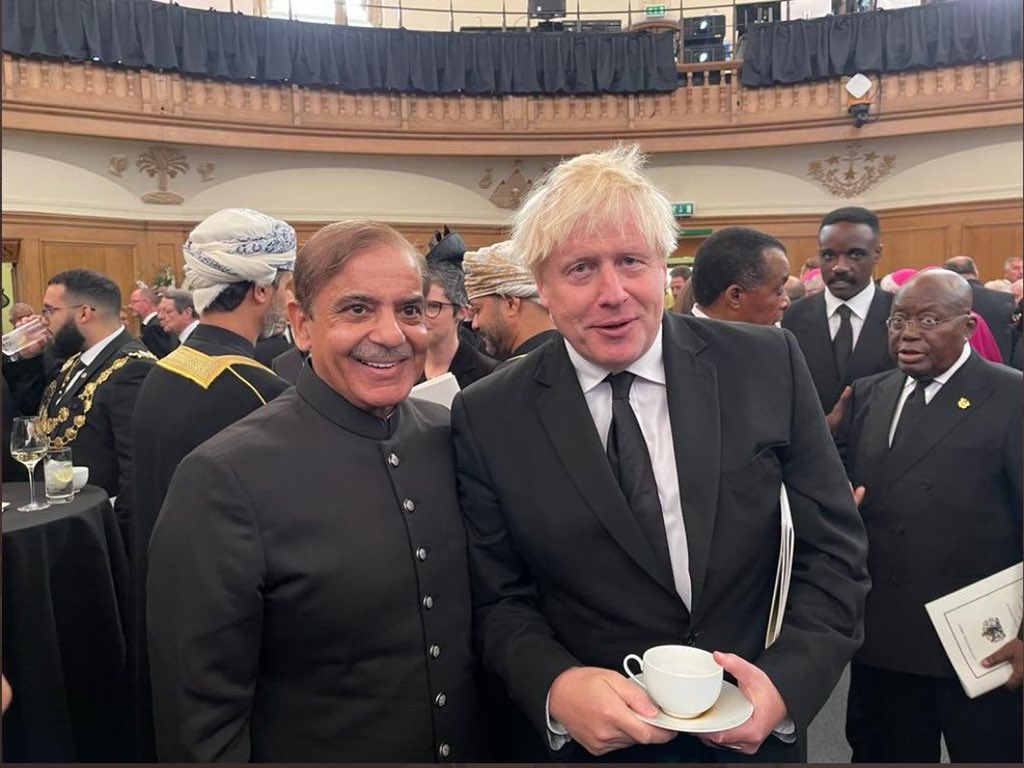 شہباز شریف شائد بھول گئے کہ ملکہ برطانیہ کے  جنازےپہ آئے ہیں مریم بی بی کے ولیمہ پہ نھیں
 #ٹرانس_جینڈر_ایکٹ_نامنظور