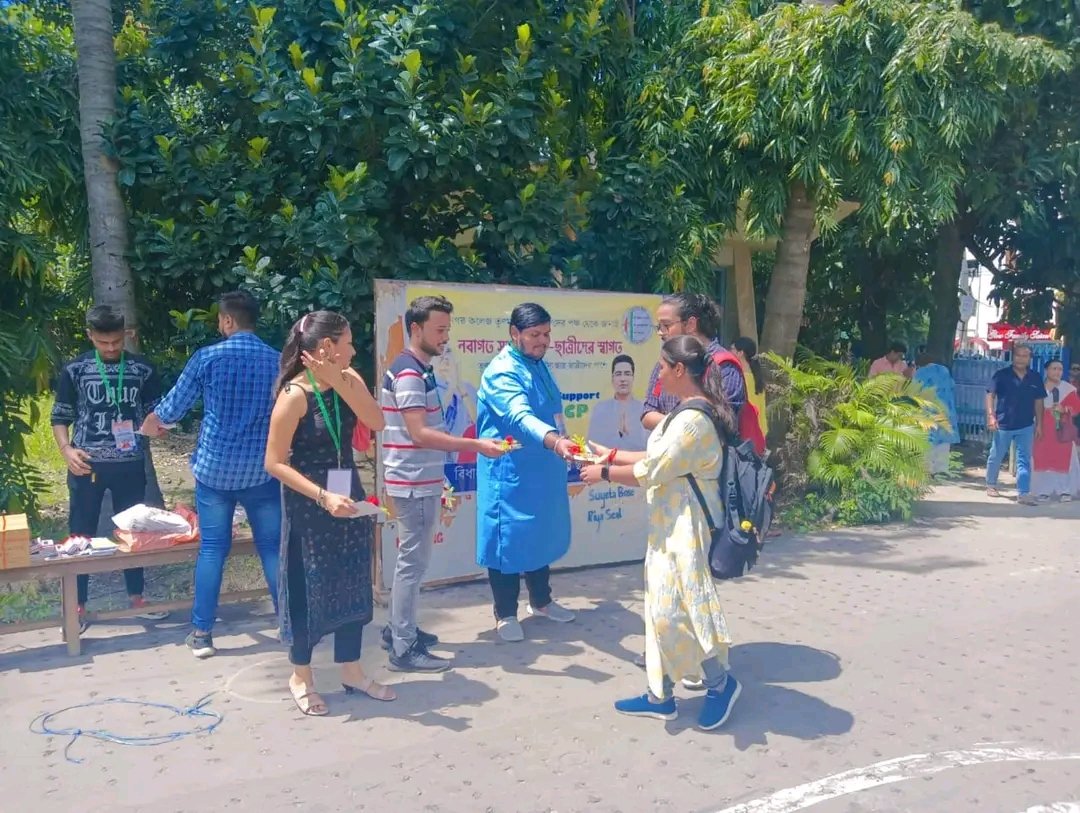 BNGC_TMCP's tweet photo. বিধাননগর কলেজ তৃণমূল ছাত্র পরিষদের উদ্যোগে ও বিধাননগরের মাননীয় বিধায়ক তথা রাজ্যের মন্ত্রী শ্রী সুজিত বোস মহাশয়ের সহযোগিতায় কলেজে নবাগত সকল ছাত্র ছাত্রীদের পেন, ফুল ও স্বাগত পত্র দিয়ে উষ্ণ অভ্যর্থনা জানানো হলো।

1/3 https://t.co/nPgh3bgMUT