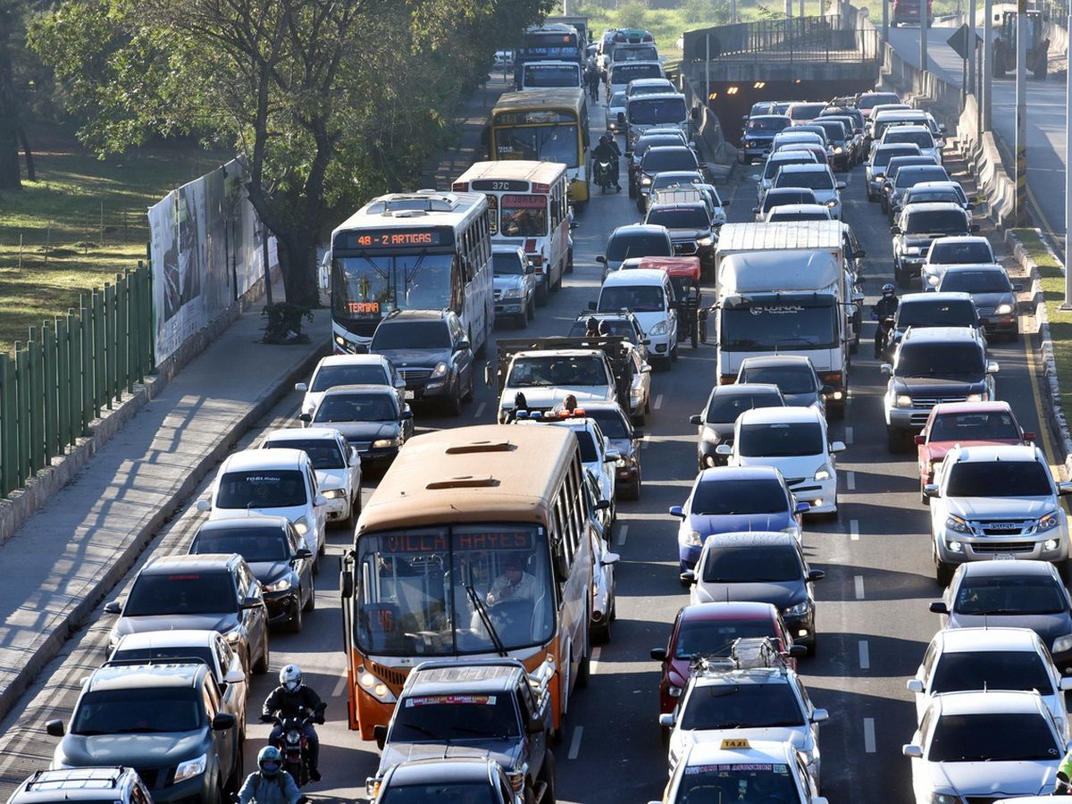 acostasamu's tweet photo. #Insigth: porqué hay tanto desorden en el tránsito en Gran Asunción, pues la respuesta es que el parque automotor crece cada año a un ritmo del 7% y la mayor parte de los recursos de royalties que deben usar los municipios para obras termina en otros gastos. @5diasPY https://t.co/Kv1AgfABMN