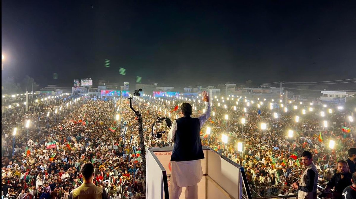 قوم، عمران خان کی کال کے لئے تیار ہے۔ چکوال نے بھی فوری الیکشن کے حق میں فیصلہ دے دیا۔ امپورٹڈ جہاں جاتا ہے، پاکستان کا عالمی مذاق اڑتا ہے۔ عوام، الیکشن کو مسئلے کا حل سمجھتے ہیں۔ آخر الیکشن کرانے سے مسئلہ کیا ہے؟