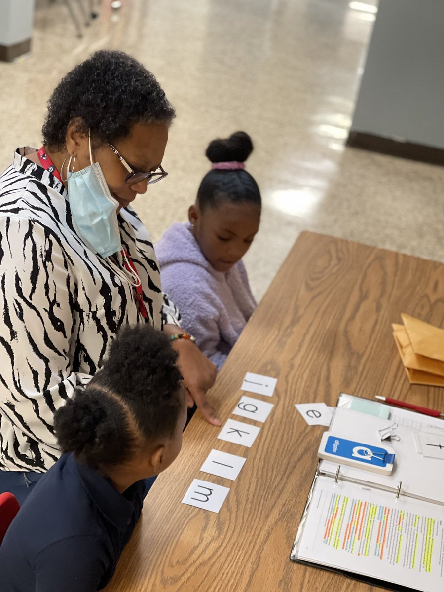 We are thrilled to have Reading Corps in our school to work with our K-3 students. Here Ms. Jones is providing reading strategies with our KDG students <a href="/ReadingCorps/">Reading Corps</a> #watchUSgrow @BESPandaWallace