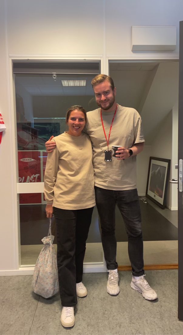 Nå har <a href="/CecilieRedisch/">Cecilie</a> blitt så husvarm på Stadion at hun har begynt å kopiere meg i klesveien.