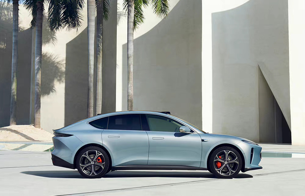 NIOSwitzerland's tweet photo. @planwerk @juergenhillmann @ZellaMehlis But i don't like to go out of my EV in a raining days and to charge it Brrrrr > That's why i chose #NIO + they have the  #NIO #Supercharger and +they offre me the #Nioswap 🥂 WHAT ELSE? https://t.co/yheDZ9UPBt