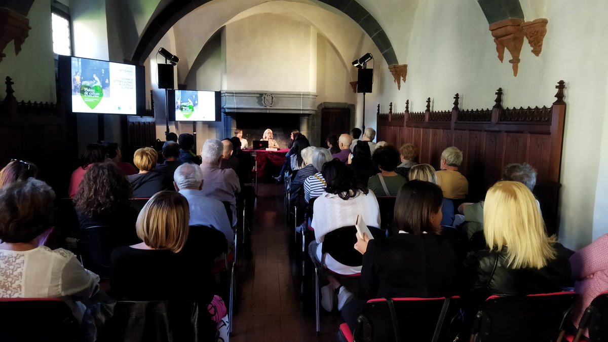 CultureVdA's tweet photo. #19settembre Al #castello di #Issogne la storica dell'arte Sandra Barberi e la restauratrice Gabriella Zordan illustrano l'opera "La partita a scacchi", un nuovo dipinto di gusto neogotico per il castello di Issogne.
#10annidiPlaisirs #Issogne150 @Valle_dAosta @JEP_EHD https://t.co/NJcd06Km4v