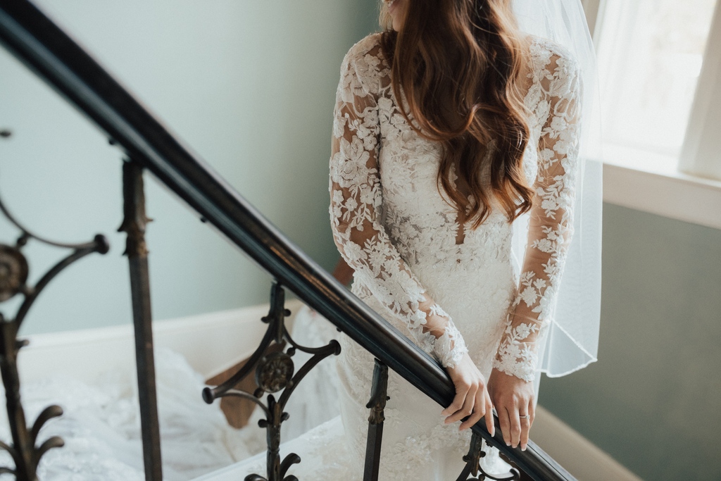 CedarHallTN's tweet photo. When it comes to your wedding day, it's all in the details... ✨⁣
⁣
Venue + Coordination ◦ @cedarhallTN
Photographer ◦ Jo Darling Photography
Gown ◦ Low's Brida
Designer ◦ Martina Liana Bridal https://t.co/r3sfLklvQ4