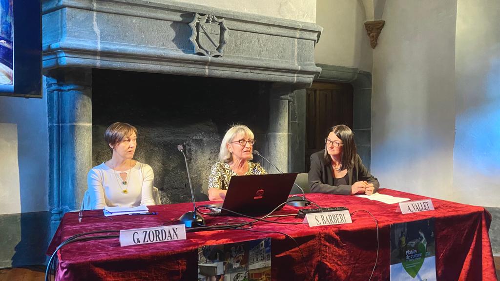 CultureVdA's tweet photo. #19settembre Al #castello di #Issogne la storica dell'arte Sandra Barberi e la restauratrice Gabriella Zordan illustrano l'opera "La partita a scacchi", un nuovo dipinto di gusto neogotico per il castello di Issogne.
#10annidiPlaisirs #Issogne150 @Valle_dAosta @JEP_EHD https://t.co/NJcd06Km4v