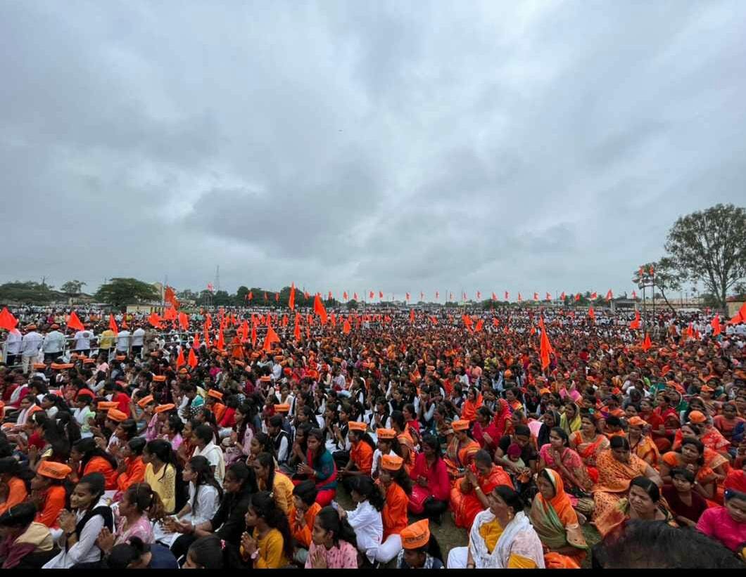 Sunil_Speaks1's tweet photo. हि ताकद आहे मराठ्यांमध्ये मोर्चाची एक हाक दिली आणि लाखो मराठे कळंब मध्ये दाखल झाले..  
@CMOMaharashtra आम्ही हक्क मागतोय आम्हाला आमचे हक्क द्या.
#मराठाक्रांतीमोर्चा 🚩 https://t.co/Zd5PiHzf83