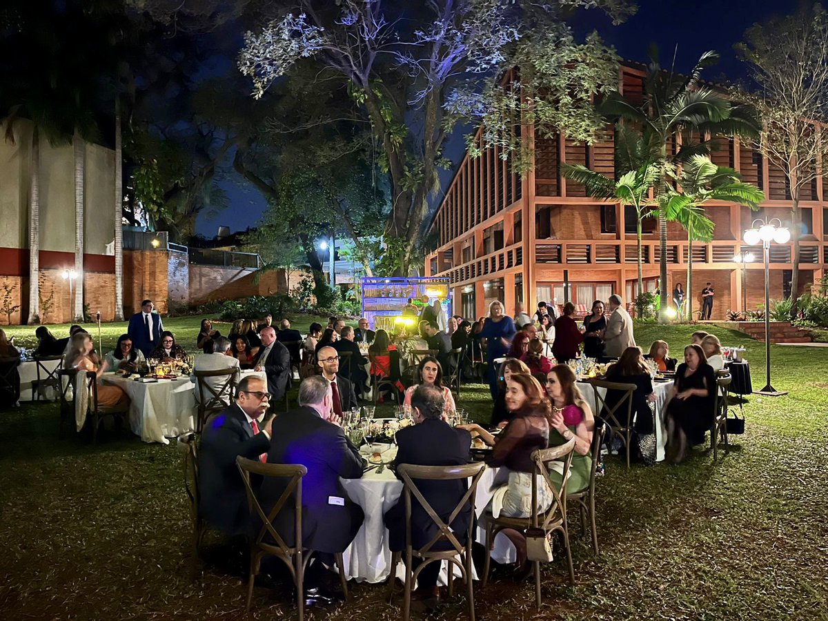 EmbEspParaguay's tweet photo. Espléndida velada en la residencia de la @EmbEspParaguay durante la cena benéfica anual organizada por la Asociación de la Mujer Española en Paraguay 🇪🇸🇵🇾 https://t.co/cK4VrwTqdS