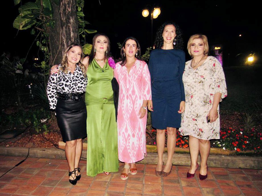 EmbEspParaguay's tweet photo. Espléndida velada en la residencia de la @EmbEspParaguay durante la cena benéfica anual organizada por la Asociación de la Mujer Española en Paraguay 🇪🇸🇵🇾 https://t.co/cK4VrwTqdS