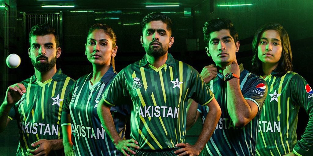 createwithzain's tweet photo. As a designer, I think this new kit is cool. Here's a breakdown of what I got from this new design. The pattern on the jersey is not inspired by #tarbooz It symbolizes the light beam to represent energy and speed, the way it goes from bottom to top shows progress.
#BabarAzam https://t.co/ZMRqUHj5R6