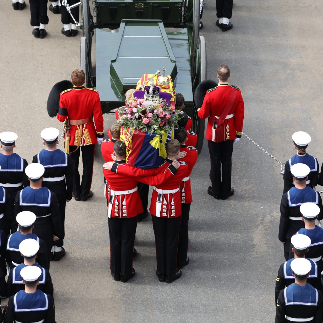 Pictured here is The State Gun Carriage carrying the coffin of Her Majesty The Queen and the Procession at Wellington Arch. The Armed Forces have played a part in the procession for the funeral and committal service today, in London and Windsor. 📷 MOD