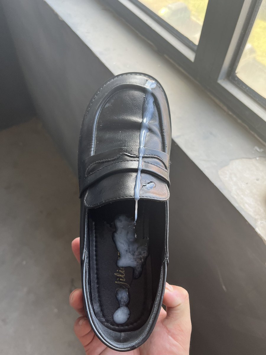 #尾随 #小皮鞋 #制服鞋 #JK鞋 #射鞋 #打胶 #扫楼 #扫楼打胶 
下午本来打算去扫楼的 结果看到一个穿着JK的妹子就跟了上去 果然把鞋子放到了门口的鞋架上 不愧是JK刚脱下来的鞋子还有温度非常香一闻直接硬了 果断爆射 一滴也不浪费 这家以后必须常来