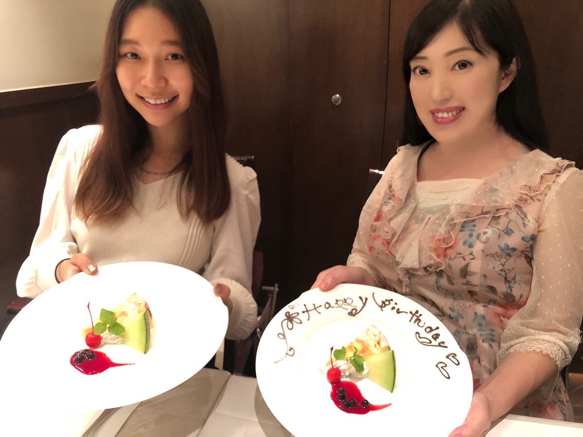 wakako0919's tweet photo. #お誕生日
#お祝い
#メッセージ
#たくさん
#ありがとうございました　
#感謝
#justymodels
#やまなし大使
#勝島和歌子
#美人友達
#一緒　に
#お食事
#ハンバーグ
#エビフライ
#洋食
#かぼちゃスープ
#サラダ
#チーズケーキ
#バースデープレート 
#とても美味しかった　
#zinkato さんの
#ワンピース https://t.co/GYbB5UQyy2